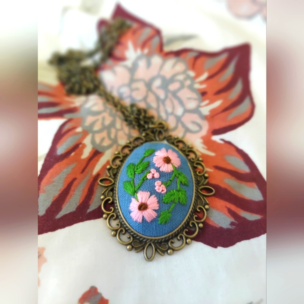 NWT Floral Necklace